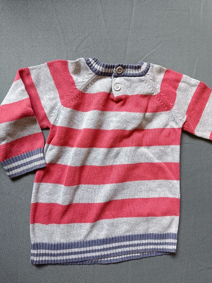 Pull gris et rouge rayé 🦕 Taille 9 mois - photo numéro 7