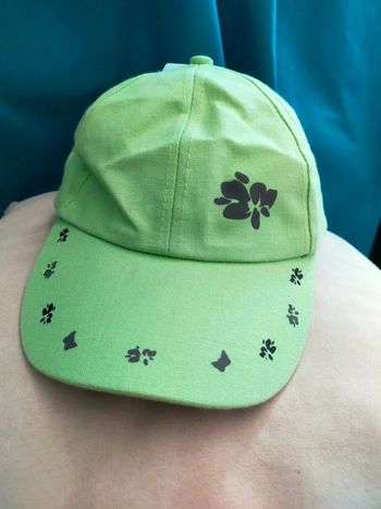Casquette verte neuve – Motifs pattes & papillons – Taille 54 cm