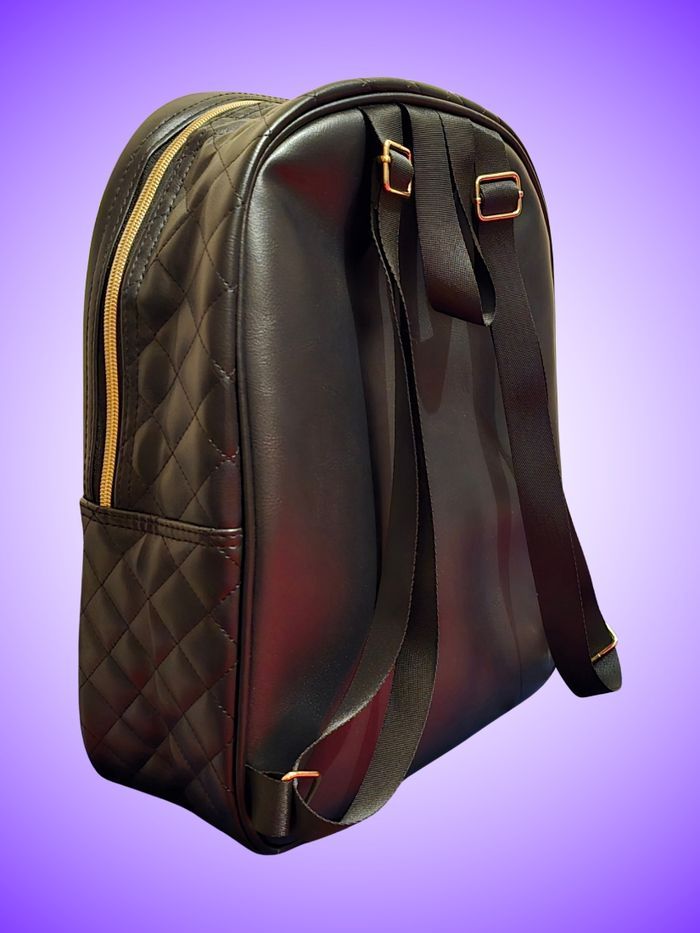 Sac à Dos Femme – Similicuir Noir Matelassé – Zips et Détails Dorés – Chic et Tendance – 35 x 12 x 30 cm  – Neuf, Sans Étiquette 
​ - photo numéro 2