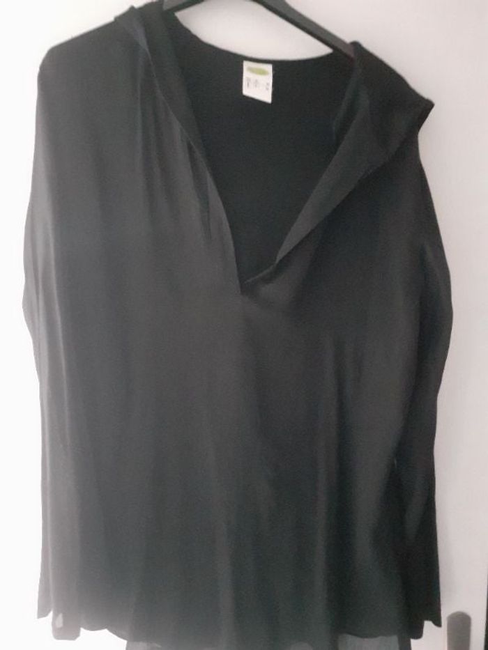 Belle blouse noire à capuche T46