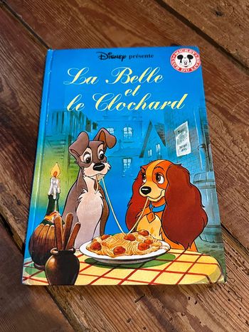 Livre ancien Walt Disney Mickey club du livre La belle et le Clochard chiens