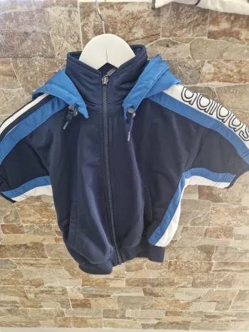 1 gilet manche courte taille 8 -10 ans marque Adidas