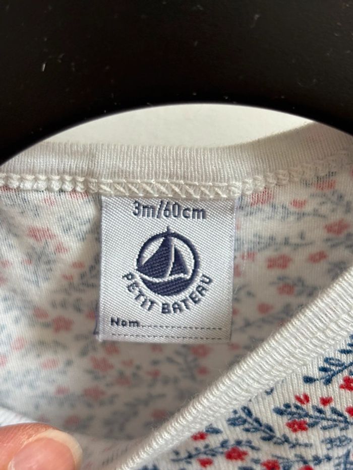 Lot 2 bodies fleuris manches courtes Petit Bateau 3 mois - photo numéro 5