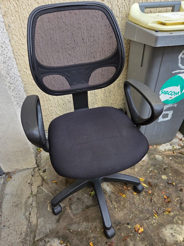 BureauBureau style industriel, en excellent état, pied reglable, avec sa chaise. 3 étagères de chaque côté. 120  x 69 cm. Hauteur 76 cm - photo numéro 5