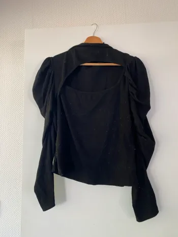 Pull noir avec ouverture devant