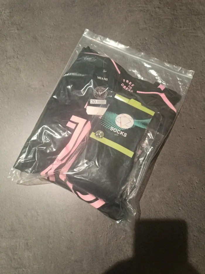 Tenue foot Léo Messi Inter Miami noir/rose. T.30 - photo numéro 5