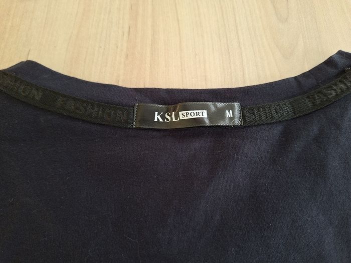 T-shirt taille M Armani - photo numéro 4
