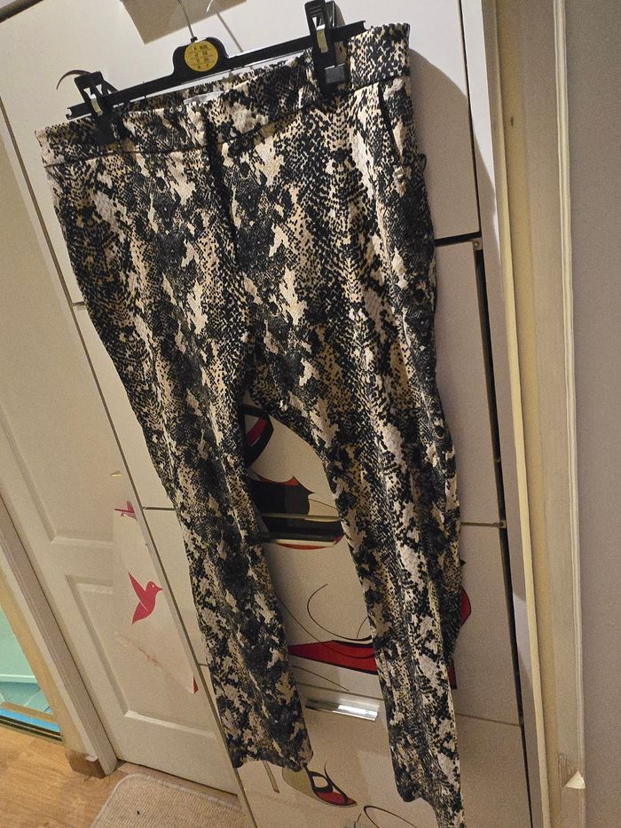 Pantalon droit noir/beige imprimé python T.44 Primark