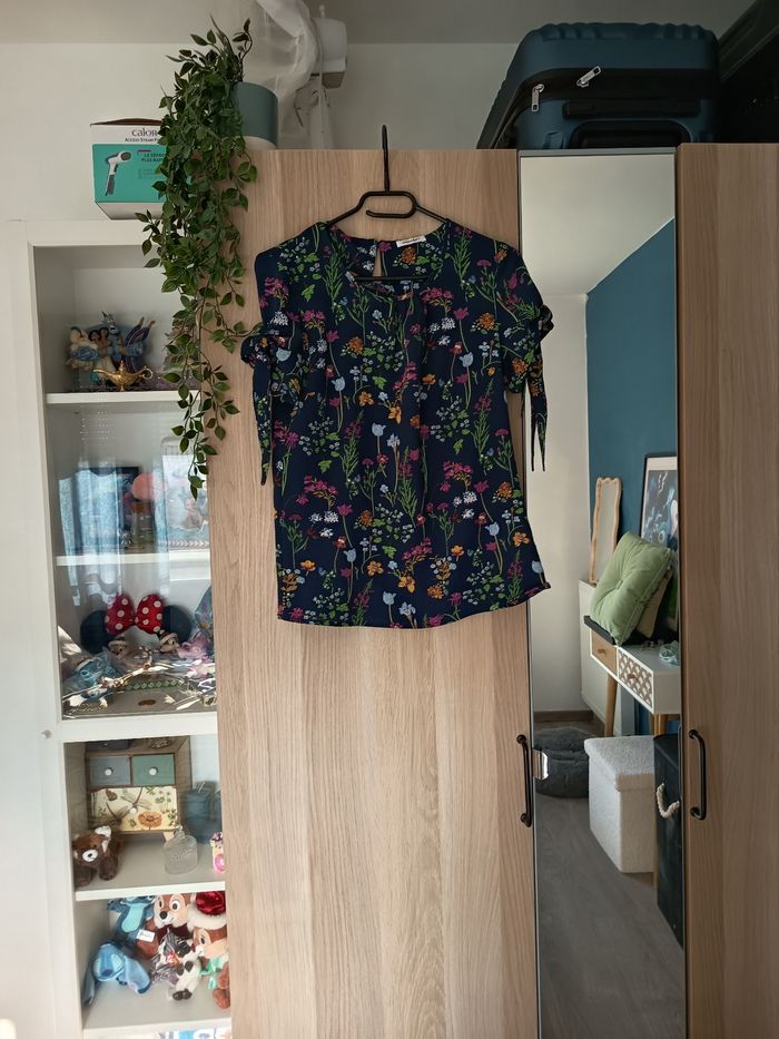 Blouse bleu marine fleuri Damart - Taille S 36 - photo numéro 2