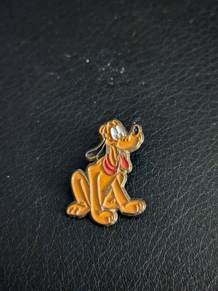 Pin's Disney Pluto signé AB
