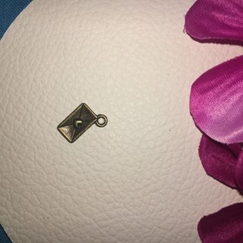Pendentif fantaisie métal doré vieilli enveloppe coeur amour