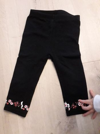 Legging noir, motifs fleurs