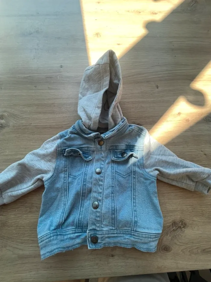 Veste en jean à capuche taille 71 cm