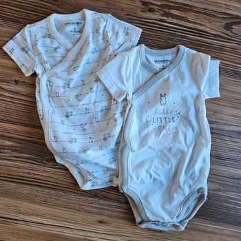 Lot de 2 bodys, taille 6 mois