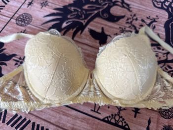 Soutien gorge jaune femme