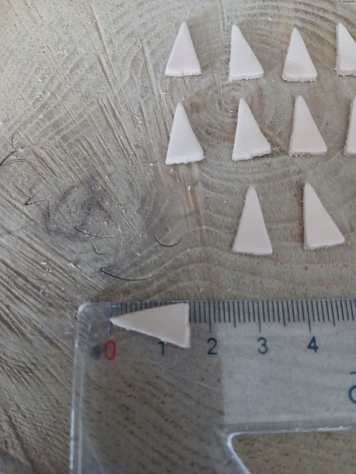 Lot de 35 petits triangles en cuir pour créations de bijoux - photo numéro 2
