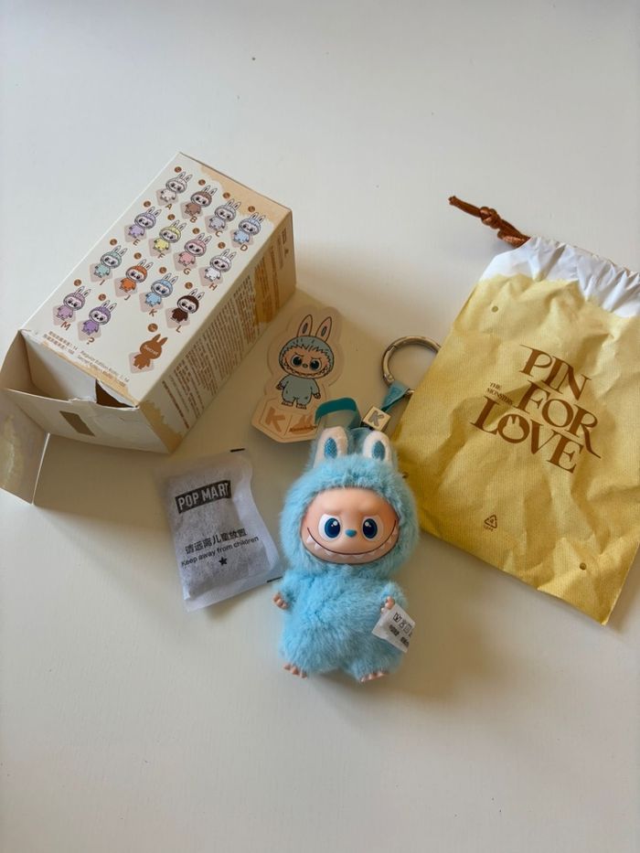 PopMart Labubu The Monsters Pin For Love « K » - photo numéro 3
