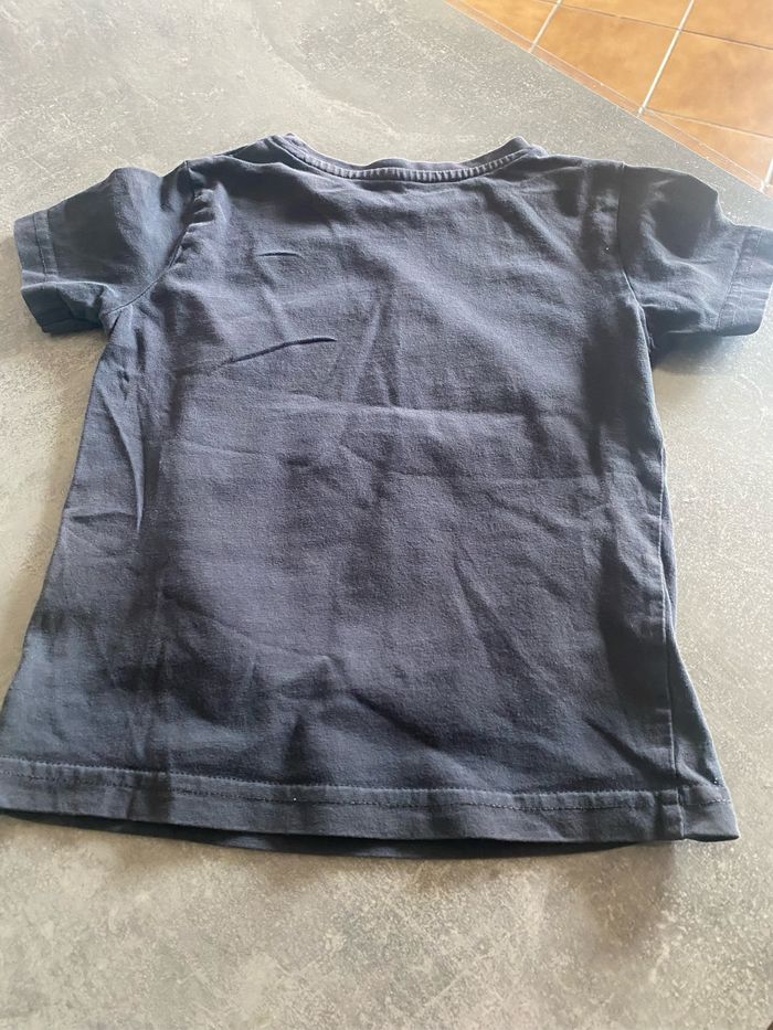 T-shirt en bon état, à part la couleur un peu passée taille quatre ans, marque gémo - photo numéro 8