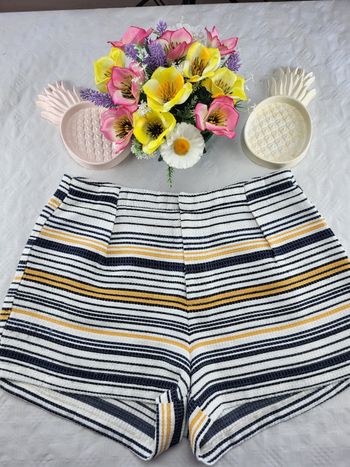 Short  a rayures jaune noir blanc stradivarius taille 38