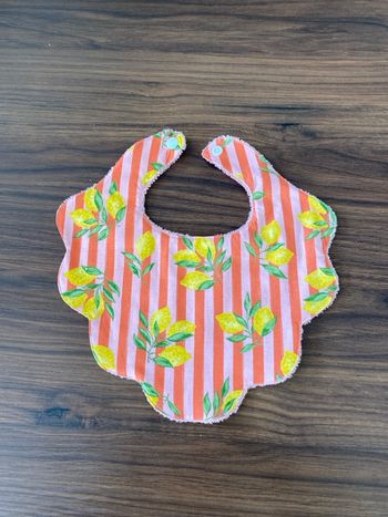 Bavoir motif citron rayé 