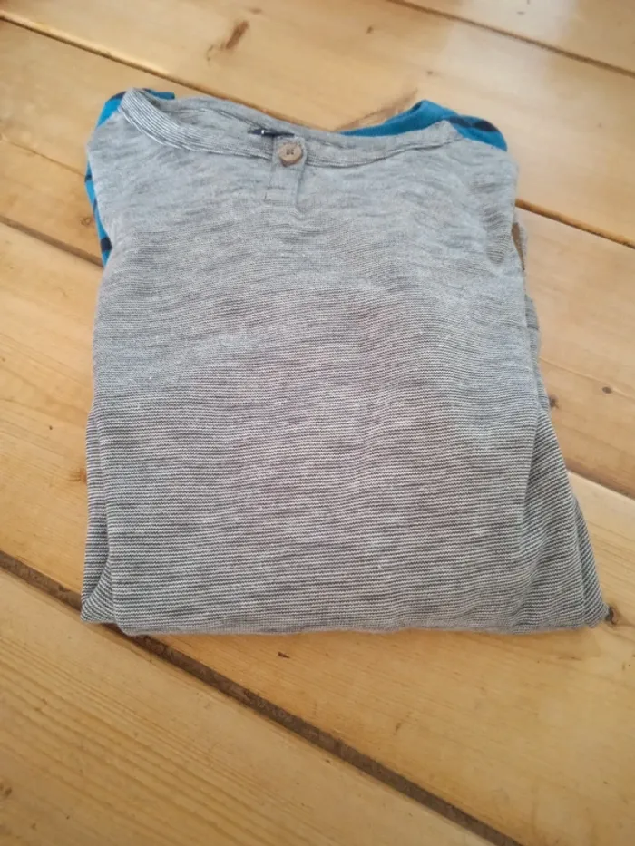 lot trois hauts manches longues 8ans - photo numéro 2