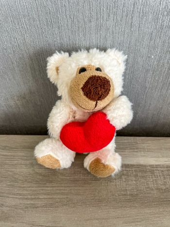 Ours en peluche avec cœur Out Of The Blue