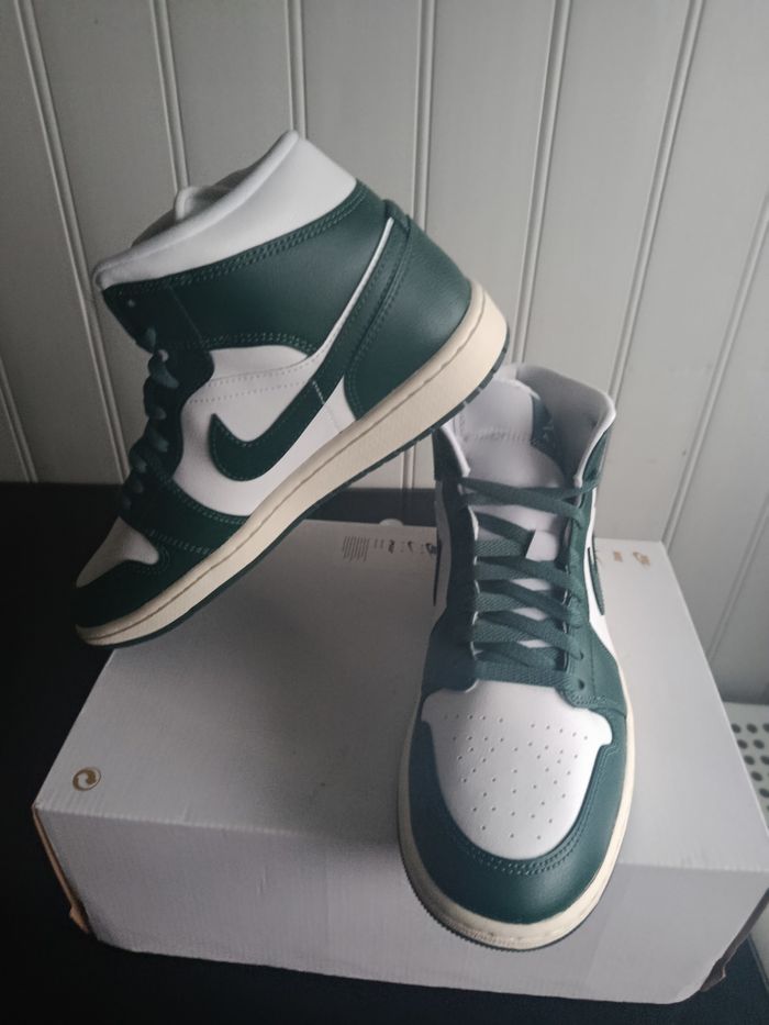 Air Jordan 1 MID Authentique 
Neuf - photo numéro 3