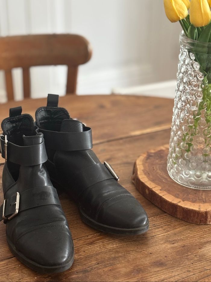 Bottines noires boucles argent