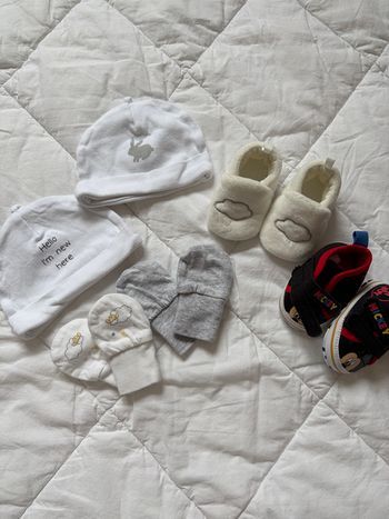 Lot naissance mixte - 2 bonnets, 2 paires de moufles, chaussons et petites chaussures