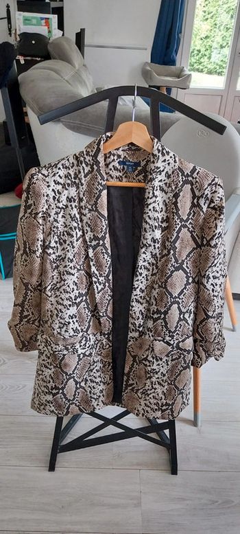 Joli blazer Kiabi neuf jamais porté taille 44. Motifs python.  Porté ouvert.