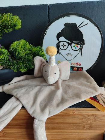 Doudou plat éléphant beige fantastic circus grain de blé gris jaune noir pois étoile chapeau