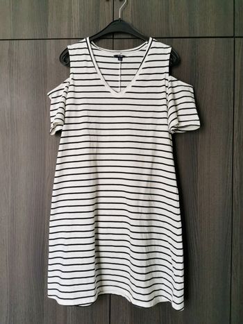 Robe marine avec épaules dénudées