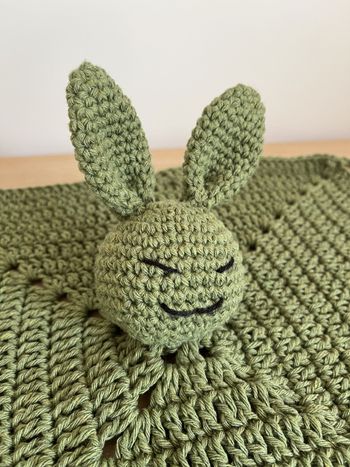 doudou lapin vert fait main au crochet