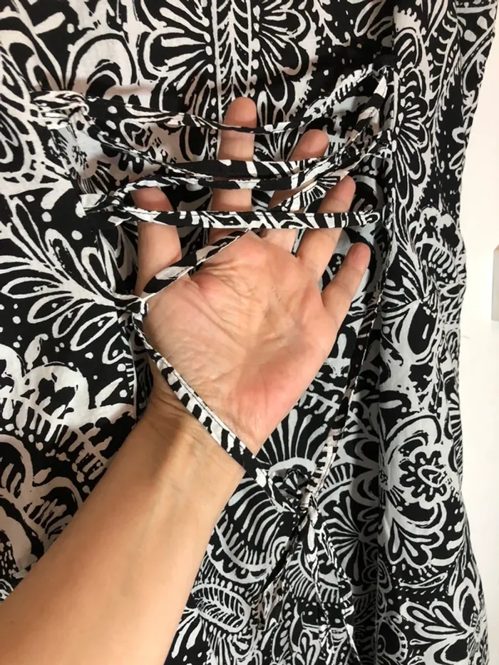 Robe noire et blanche - photo numéro 3