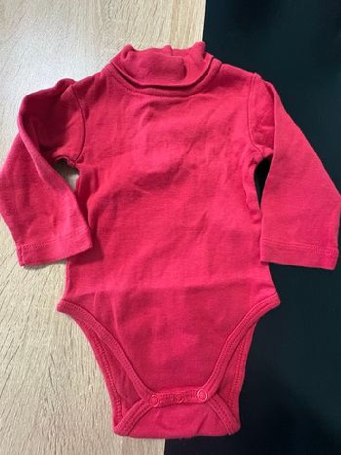 Lot 7 bodies et 2 t-shirt manches longues 6 mois - photo numéro 2