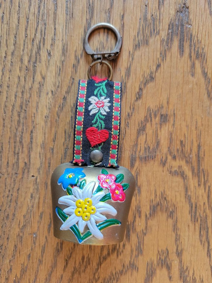 Porte-clef cloche à vache florale suisse