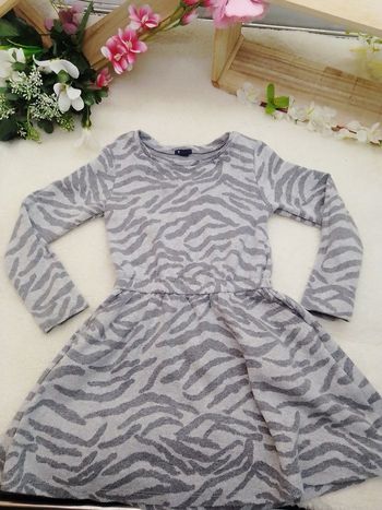 Robe grise à motifs