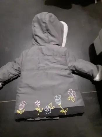 Très joli manteau fille taille 6 mois