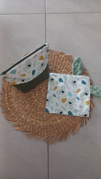Trousse de toilette et doudou assorti
