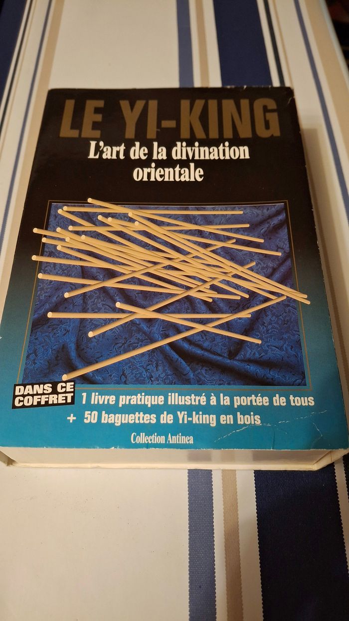 Baguette et livre YI-King, divination orientale - photo numéro 1