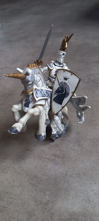 Chevalier et cheval licorne papo
