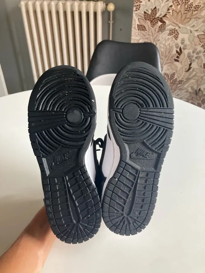 Basket Nike Dunk Low noir et blanche - photo numéro 5