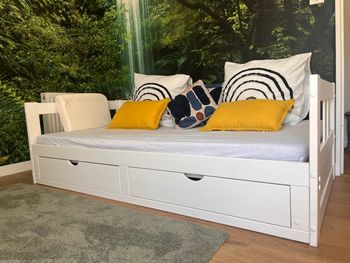 Lit banquette 90x190 cm en pin massif + 2 matelas - Très bon état