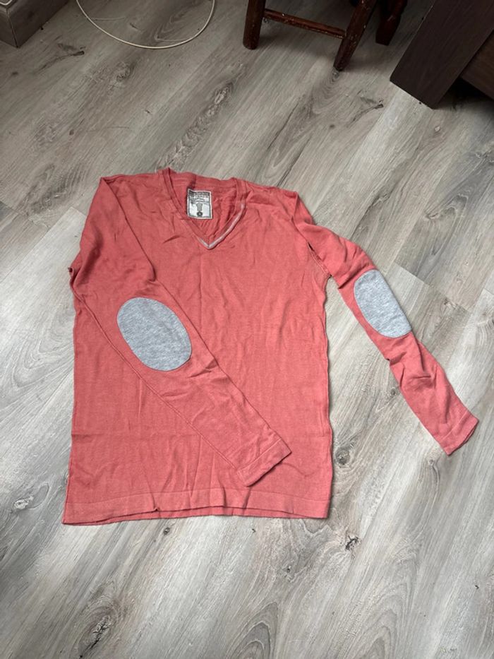 Pull gris et corail