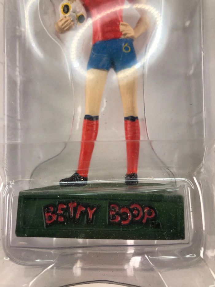 Betty boop joueuse de foot statuette résine - photo numéro 3