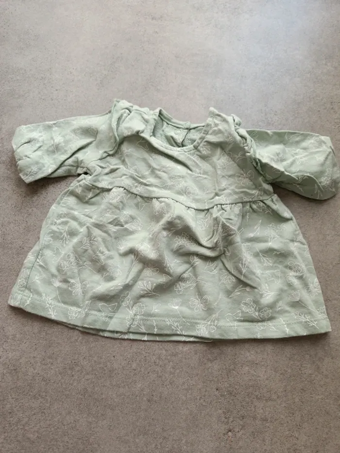 Robe verte Primark 1 mois