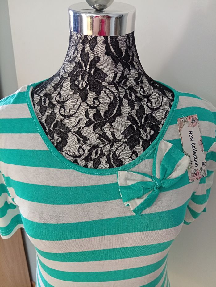 Joli tee-shirt avec p'tite dentelle à l' arrière - photo numéro 2