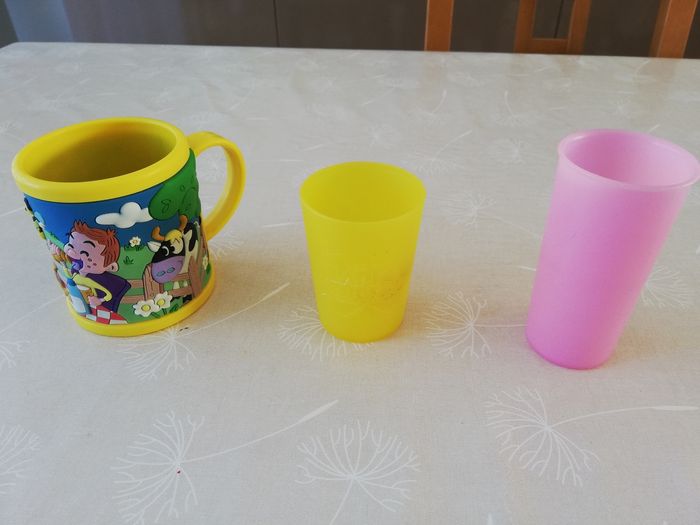 Lot 1 tasse et 2 gobelets en plastique
