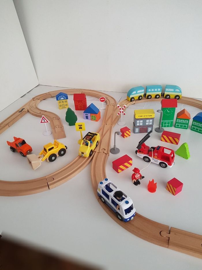 Véhicules city et circuit de train en bois - photo numéro 2