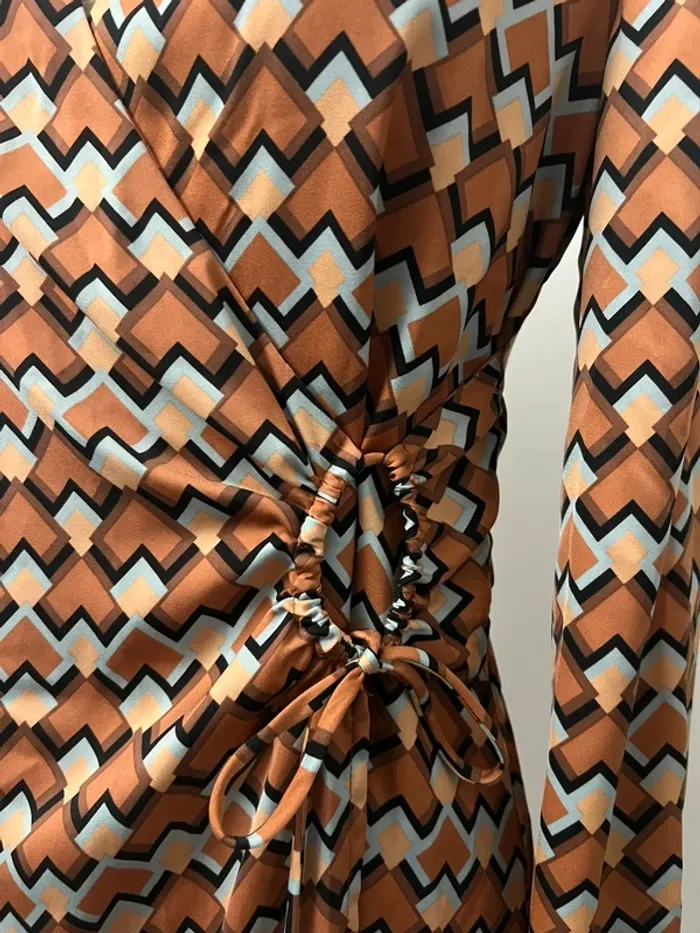 Robe portefeuille satinée imprimé graphique orange Mango - photo numéro 3